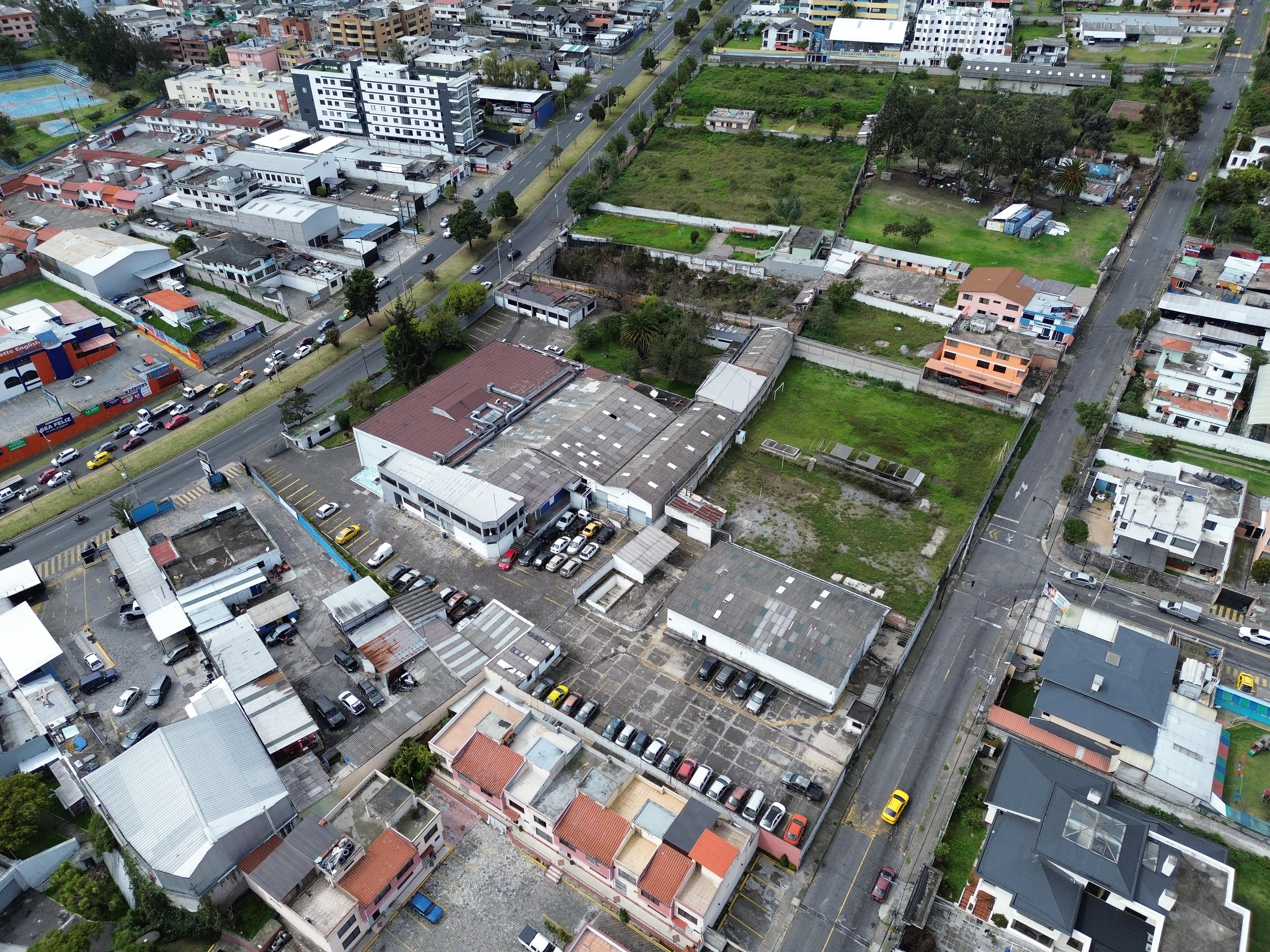 Galpón con parqueaderos en el Condado