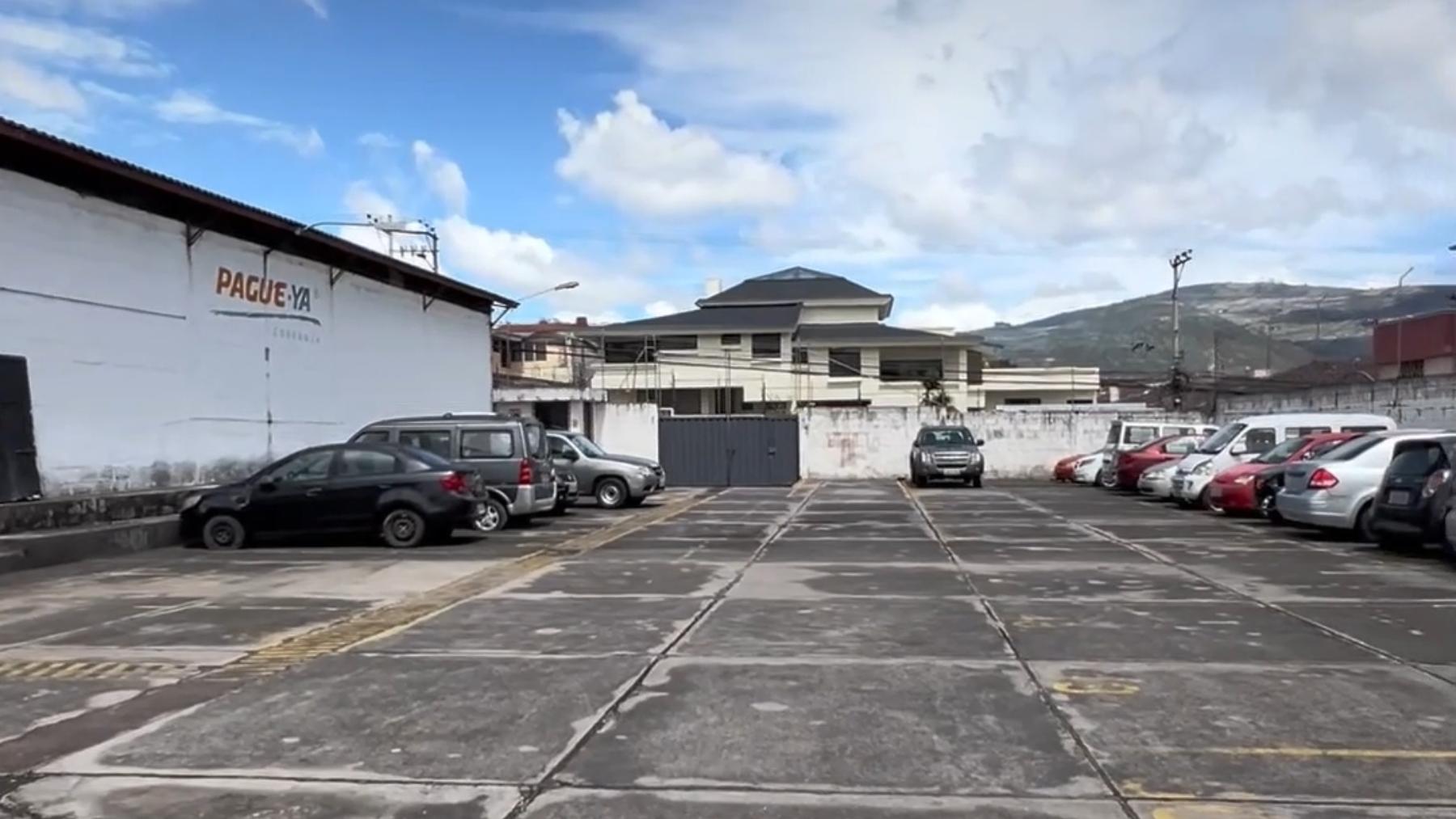 Galpón con parqueaderos en el Condado