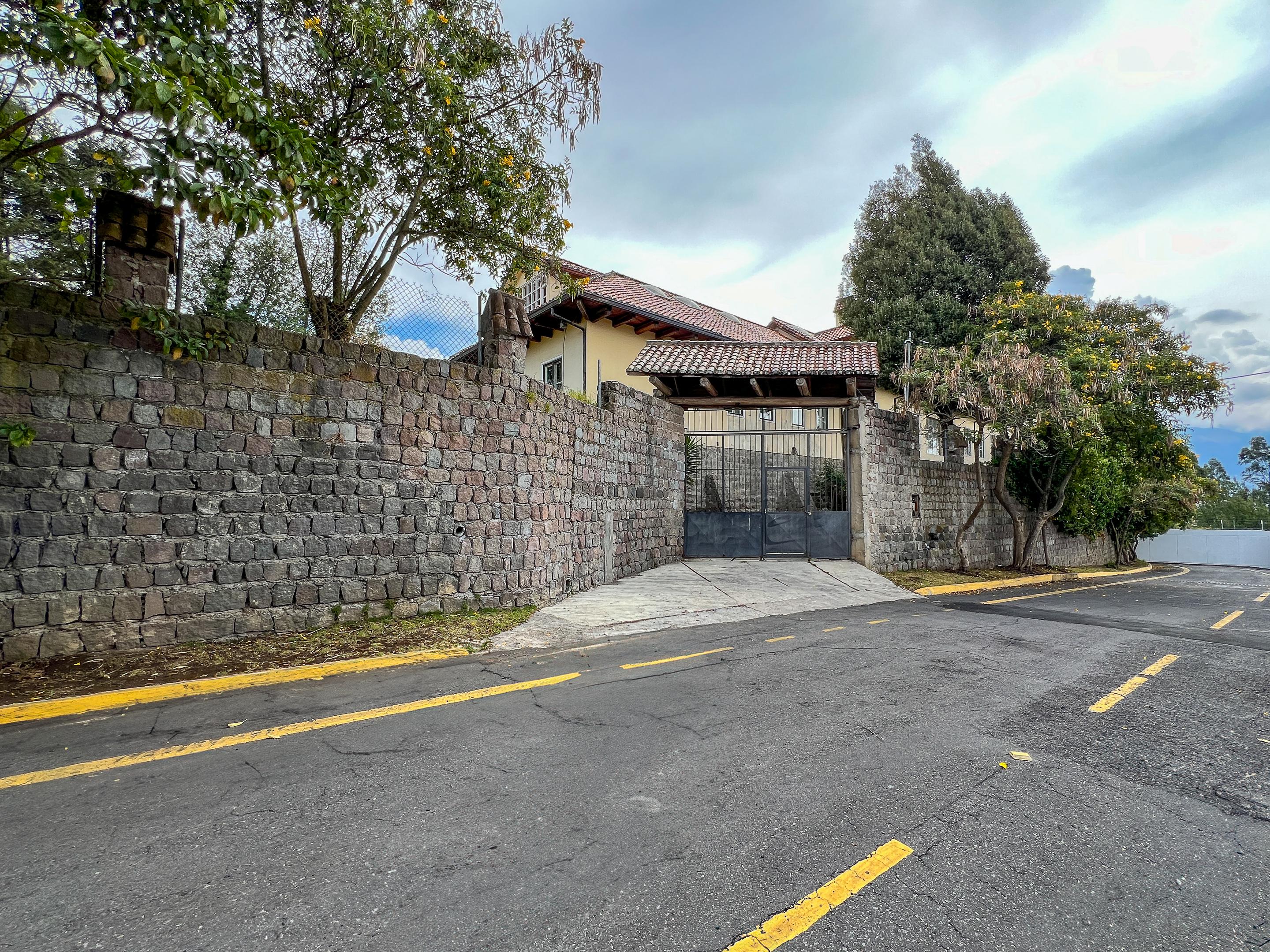 Terreno premium en Monteserrín con potencial para 5 residencias exclusivas