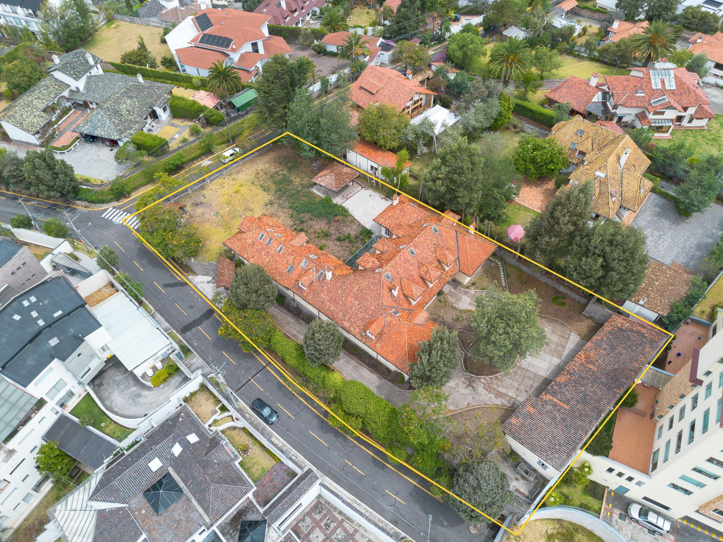 Terreno premium en Monteserrín con potencial para 5 residencias exclusivas
