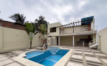 Vivienda de una casa y piscina en venta en Manta