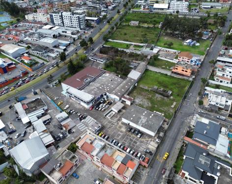 Galpón con parqueaderos en el Condado