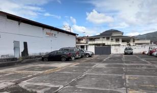 Galpón con parqueaderos en el Condado