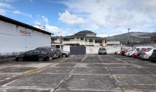 Galpón con parqueaderos en el Condado